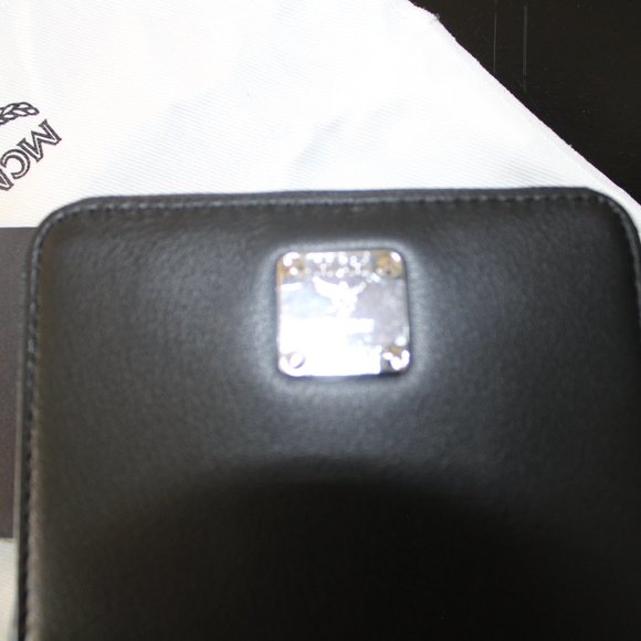 🔥MCM Women's White Black Contrast Logo Small Leather Zip Wallet NWT & Box - Picture 12 of 16